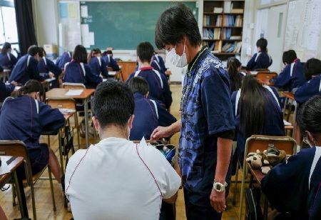 Study Finds 20% of Japanese Students Don't Read, Impacting Comprehension Skills